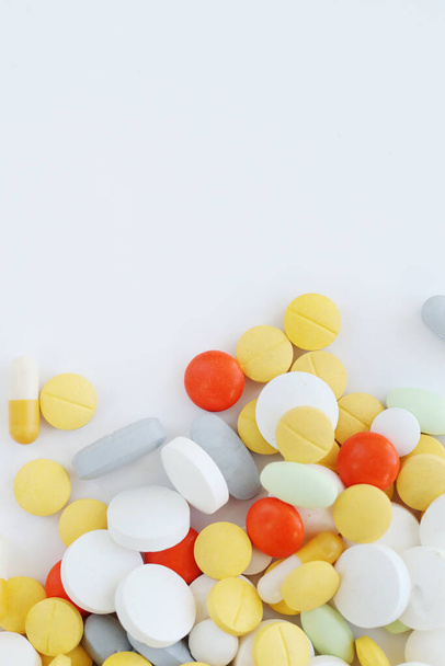 Farmaceutisch. Drugs op tafel - Foto, afbeelding