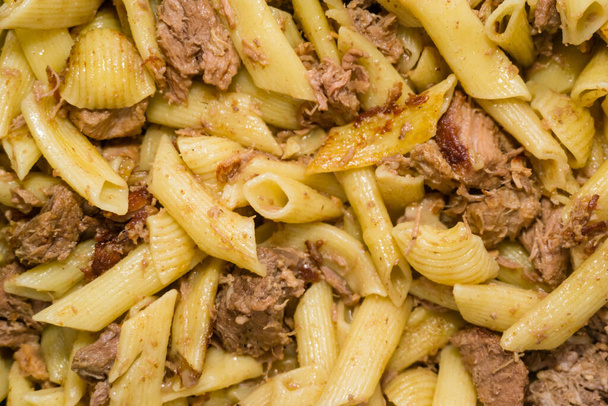 Sült vagy párolt tészta hús háttér, főtt vermicelli párolt hússal - Fotó, kép