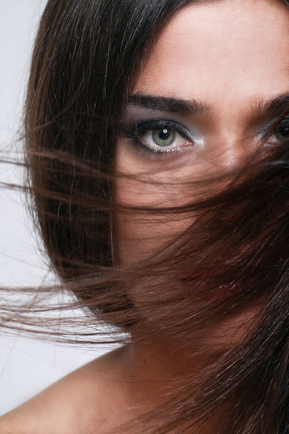 Крупним планом приваблива жінка з красивим волоссям помахав вітром
 - Фото, зображення