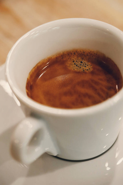 Kafe. Lahodné cappuccino na stole - Fotografie, Obrázek
