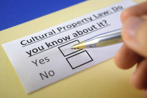 Une personne répond à une question sur le droit des biens culturels. - Photo, image