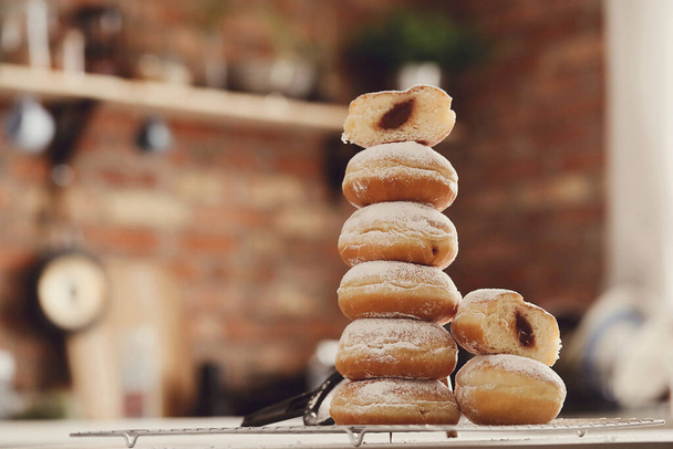 Eten. Vers gebakken donuts op tafel - Foto, afbeelding