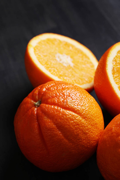 Citrusvruchten. Oranje op tafel - Foto, afbeelding