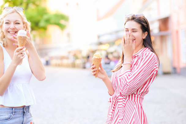 Amizade. Mulheres com sorvete ao ar livre - Foto, Imagem