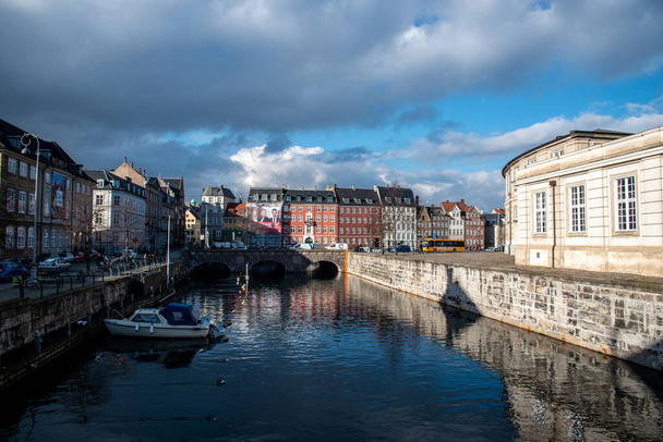 Veduta degli edifici vicino all'acqua a Copenaghen (DK) - Foto, immagini