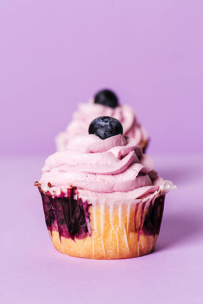 Dessert. Köstlicher Cupcake auf dem Tisch - Foto, Bild
