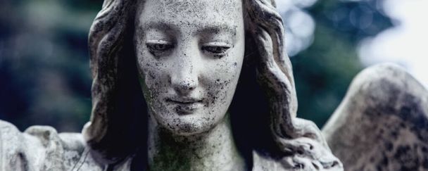 Morte. Angelo triste come simbolo di dolore, paura e fine della vita. Antica statua in pietra. Immagine orizzontale. - Foto, immagini