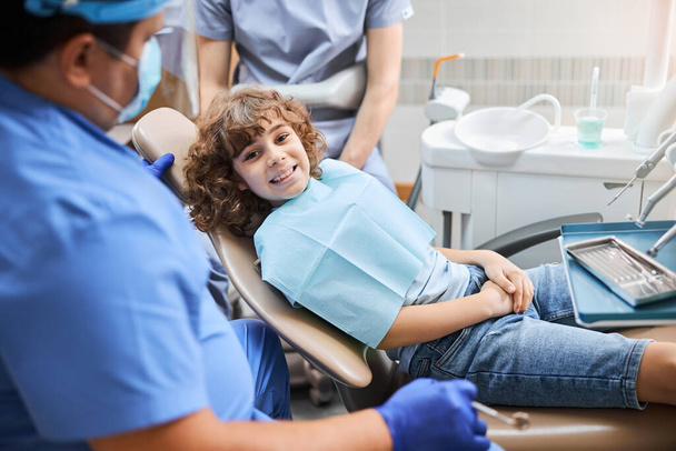 Щаслива дитина, що проходить через стоматологічне аптекарство
 - Фото, зображення