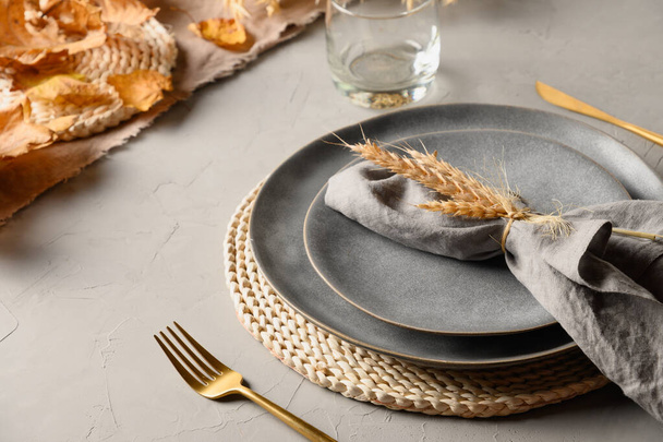 Autumn table setting with dry yellow oak leaves, fall decoration on grey background. Close up. Thankisgiving day. - Foto, immagini