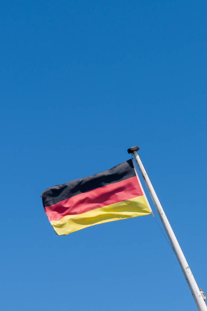 Zbliżenie niemieckiej flagi wiszącej na wietrze - Zdjęcie, obraz