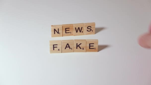 De brieven van de woorden fake news worden geëlimineerd om het woord feit te vormen, misleidende informatie, mythe kapot gemaakt - Video