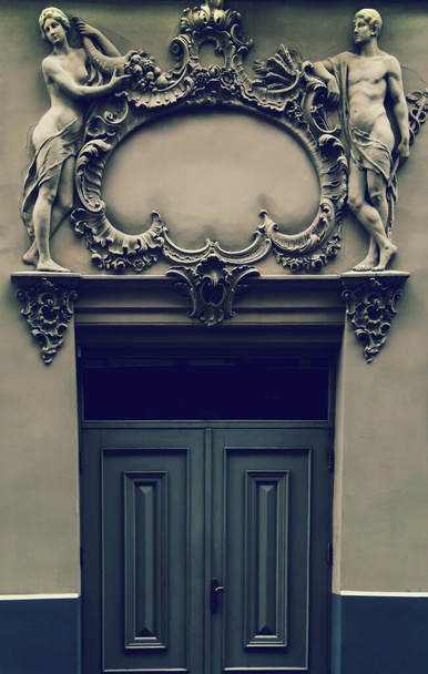 Двери старых городских домов - Фото, изображение