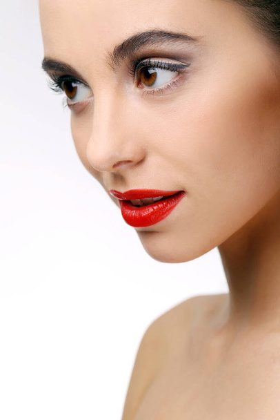 Upea nainen punaisella huulipunalla
 - Valokuva, kuva