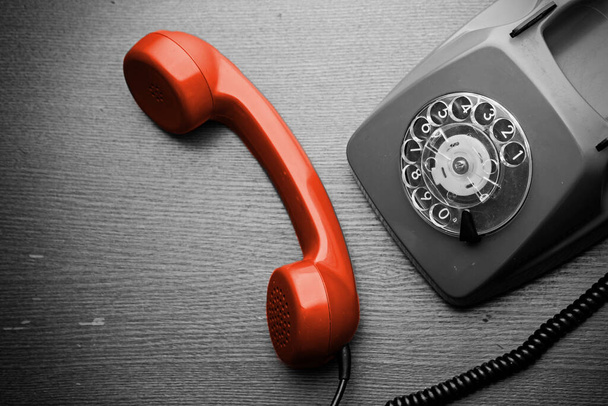 Oude, vintage telefoon op tafel - Foto, afbeelding