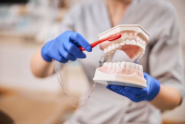 Krok za krokem vysvětlení správného způsobu čištění zubů - Fotografie, Obrázek