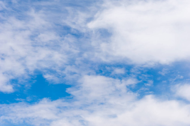 晴れた日には青空と美しいふわふわの雲、背景の質感 - 写真・画像