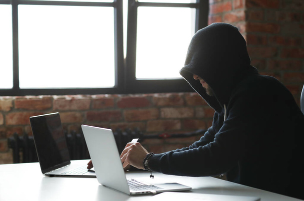 Hacker a számítógépe előtt - Fotó, kép