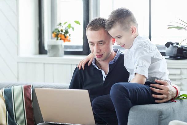 Papà e figlio guardare film sul computer portatile a casa - Foto, immagini