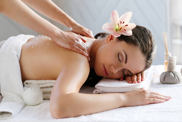 Młoda kobieta piękny relaks podczas masażu w spa salon - Zdjęcie, obraz