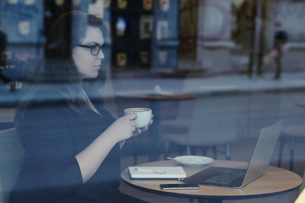 Job, work. Freelancer in cafe - Foto, Bild