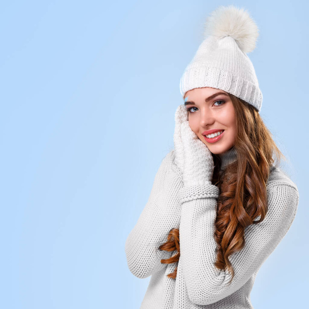 Winter. Cute girl on a blue background - Foto, afbeelding