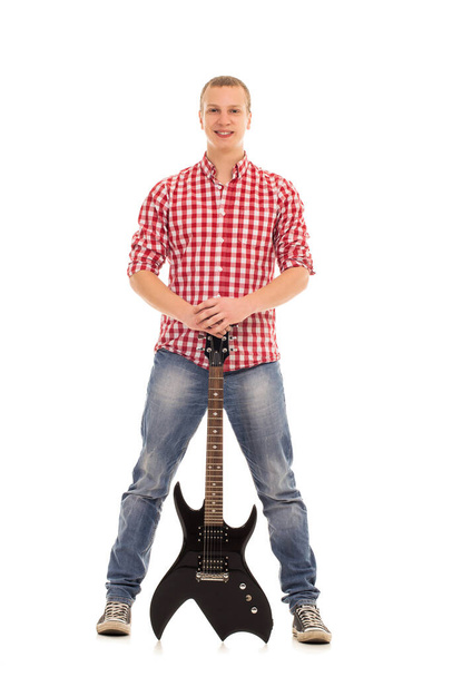 Νέος, ήρεμος μουσικός με ηλεκτρική κιθάρα - Φωτογραφία, εικόνα