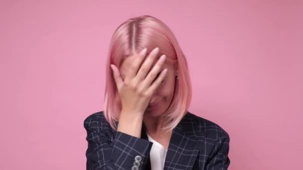 žena s růžovými barvenými vlasy dělat obličej dlaně gesto, pocit nudy - Záběry, video