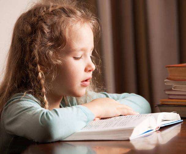 Κορίτσι που διαβάζει - Φωτογραφία, εικόνα