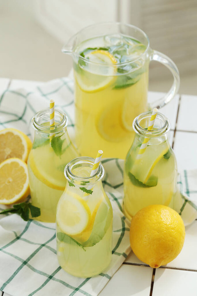 Limonádu. Osvěžující nápoj na stole - Fotografie, Obrázek