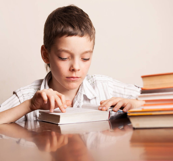 Boy reading book - Foto, afbeelding