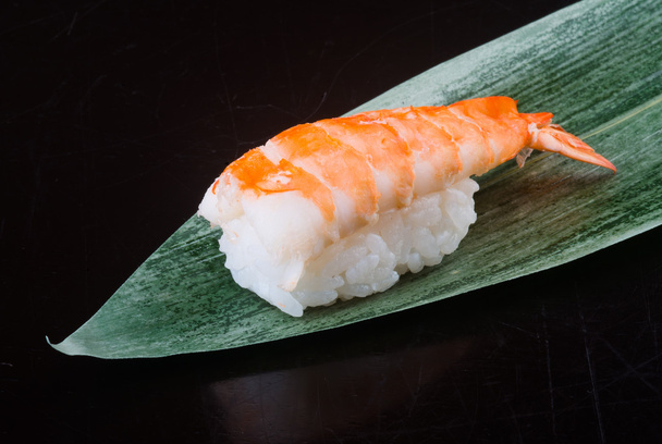 ιαπωνική κουζίνα. γαρίδες σούσι στο παρασκήνιο - Φωτογραφία, εικόνα