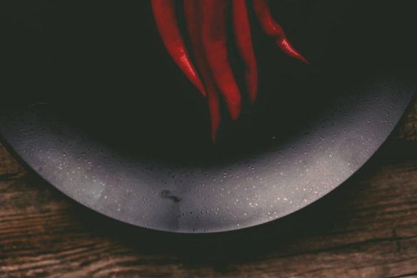 Τσίλι πιπέρι στο τραπέζι - Φωτογραφία, εικόνα