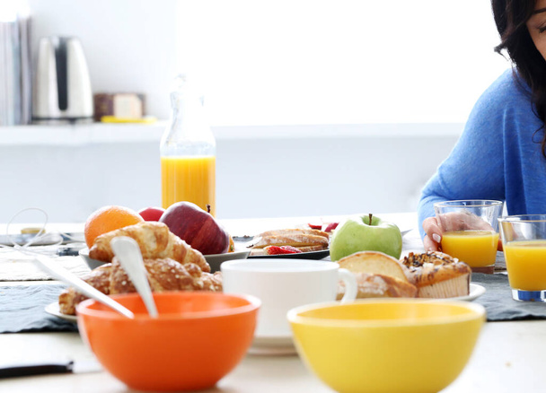 Frau beim Frühstück zu Hause - Foto, Bild