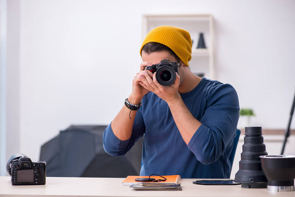 Jeune photographe masculin travaillant en studio - Photo, image