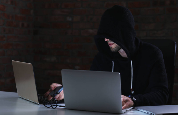 Hacker achter zijn computer - Foto, afbeelding