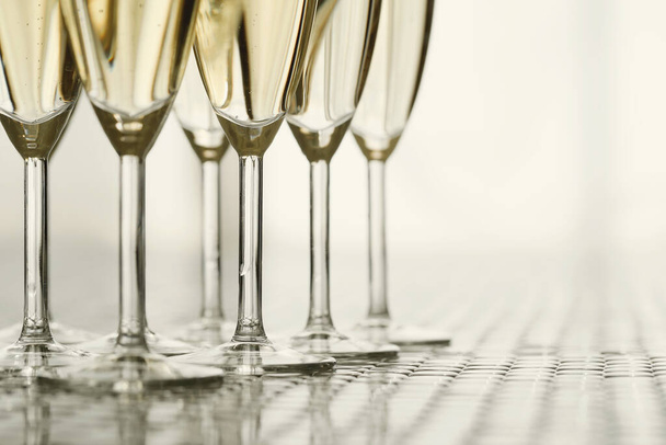 Празднование. Бокал шампанского на столе - Фото, изображение