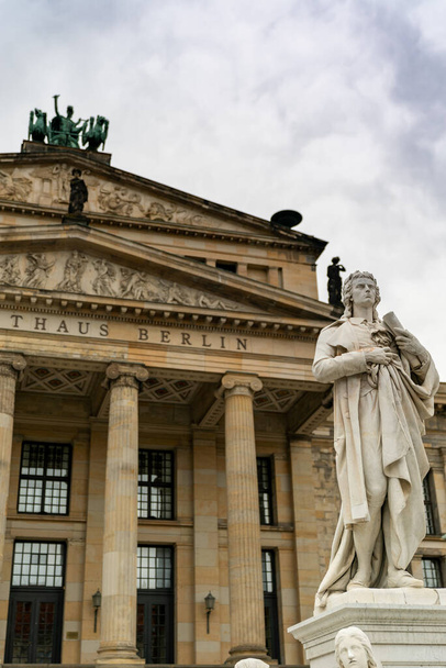 Берлин, Германия - 25 августа 2020 года: концертный зал и статуя Шиллера в Берлине - Фото, изображение