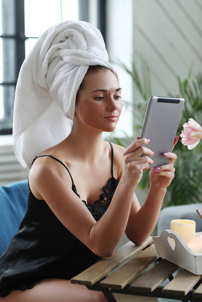 Mooie sexy vrouw met gezichtsmasker realxing in spa salon - Foto, afbeelding