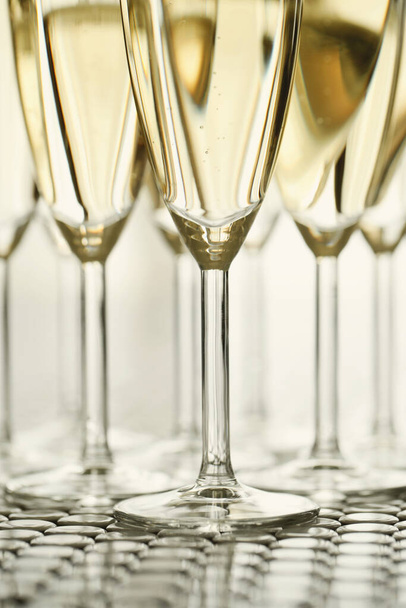 Celebração. Copo de champanhe na mesa - Foto, Imagem