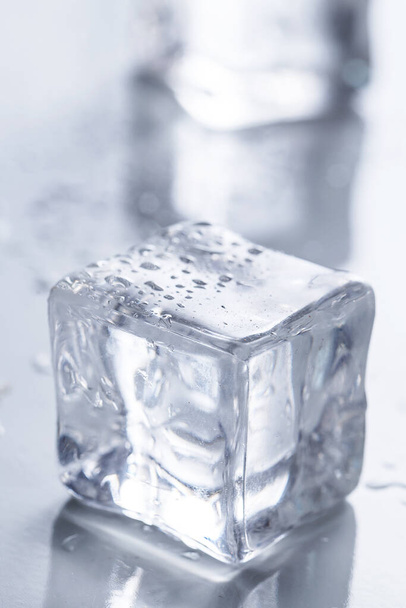 Froid. glaçons congelés sur la table
 - Photo, image