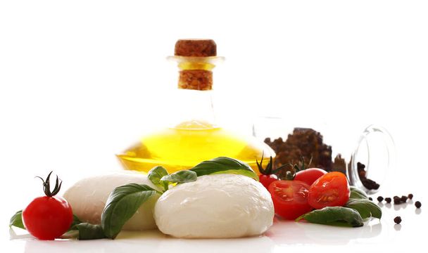 Свежие и вкусные помидоры, базилик и моцарелла - Фото, изображение
