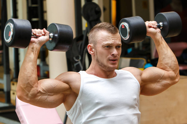 Fitness, bodybuilding. Uomo potente durante l'allenamento
 - Foto, immagini