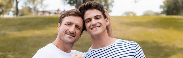 horizontal image of father and teenager son in park  - Foto, imagen
