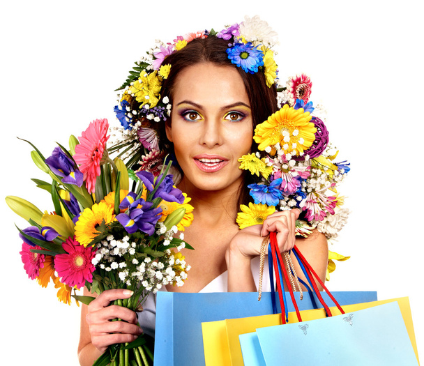 女性の花を保持している買い物袋. - 写真・画像