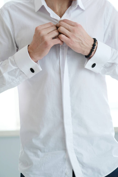 Man in een wit shirt - Foto, afbeelding