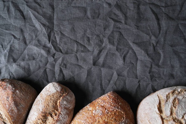 Broodbrood op tafel - Foto, afbeelding