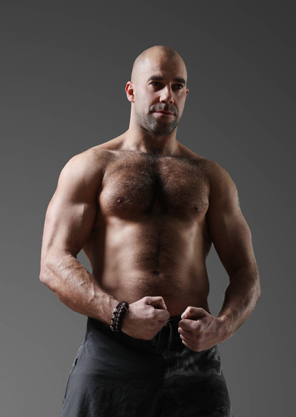 Bodybuilder. Mann mit muskulösem Körper - Foto, Bild