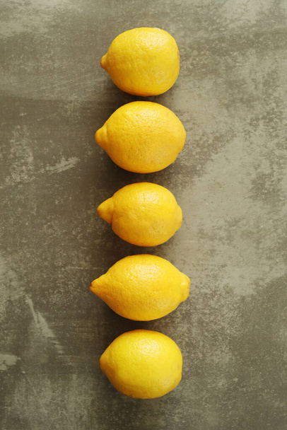 Свежие лимоны на столе - Фото, изображение