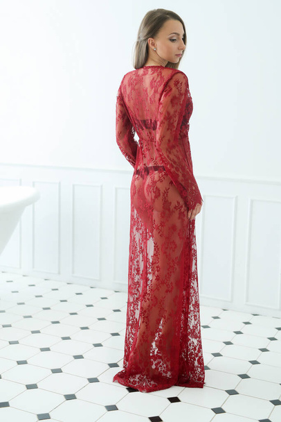 Moda. Mulher posando em vestido vermelho
 - Foto, Imagem