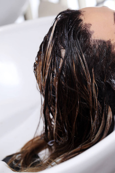 Salon fryzjerski. Piękna dziewczyna z mokrymi włosami - Zdjęcie, obraz